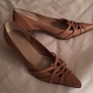 Leather pumps kitten heel made in Brazil.